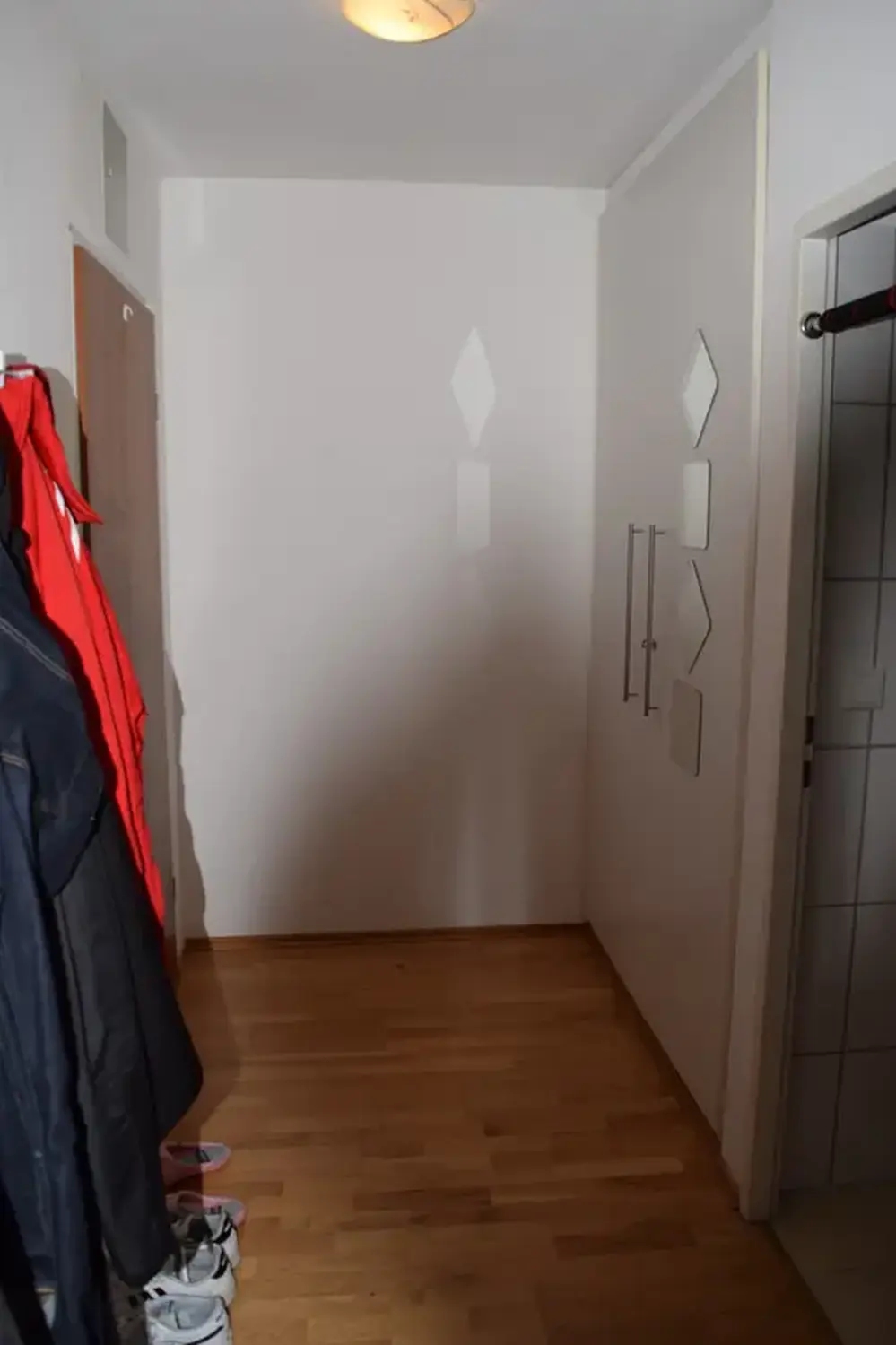 Michaela Hain Immobilien - Tür und Kleiderbügel in der Lobby