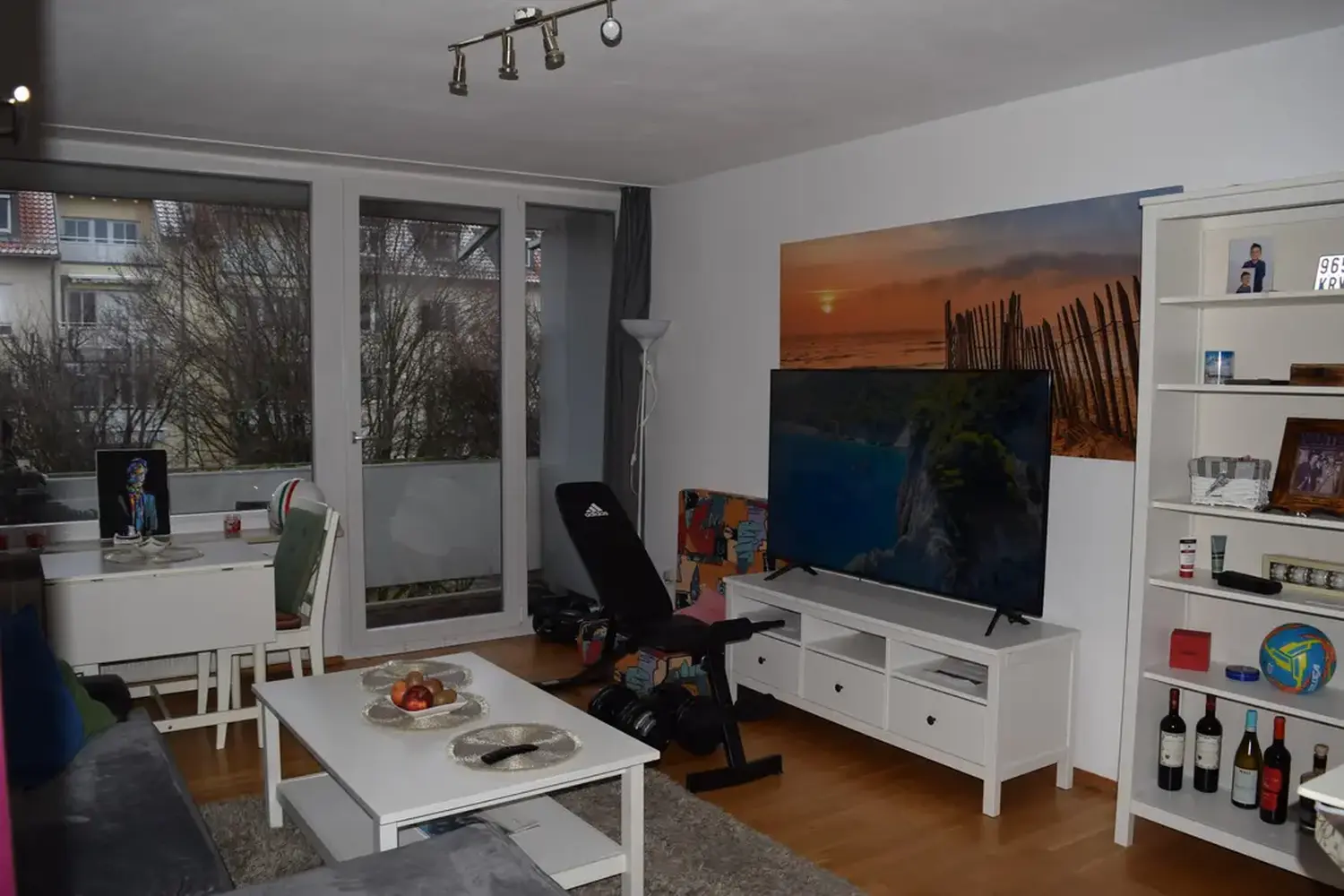 Michaela Hain Immobilien - Wohnung Wohnzimmer mit großflächiger LED