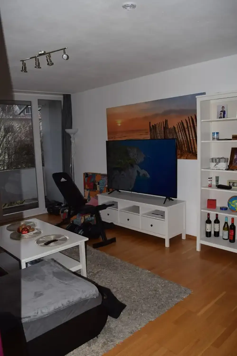 Michaela Hain Immobilien - Wohnung Wohnzimmer mit großflächiger LED