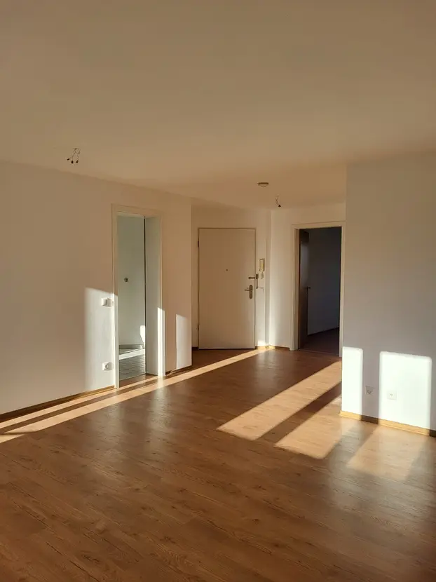 Michaela Hain Immobilien - Wohnung Wohnzimmer mit großer LED, Balkonblick