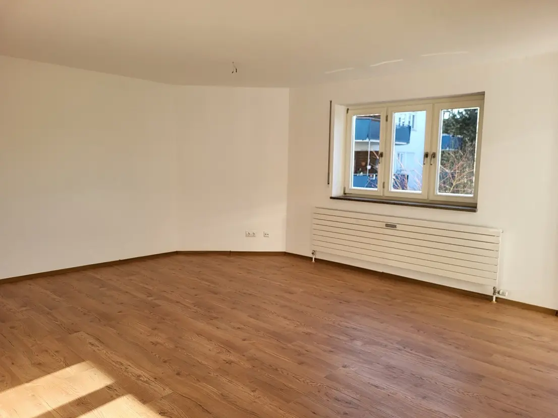 Michaela Hain Immobilien - Wohnung Wohnzimmer mit großflächiger LED