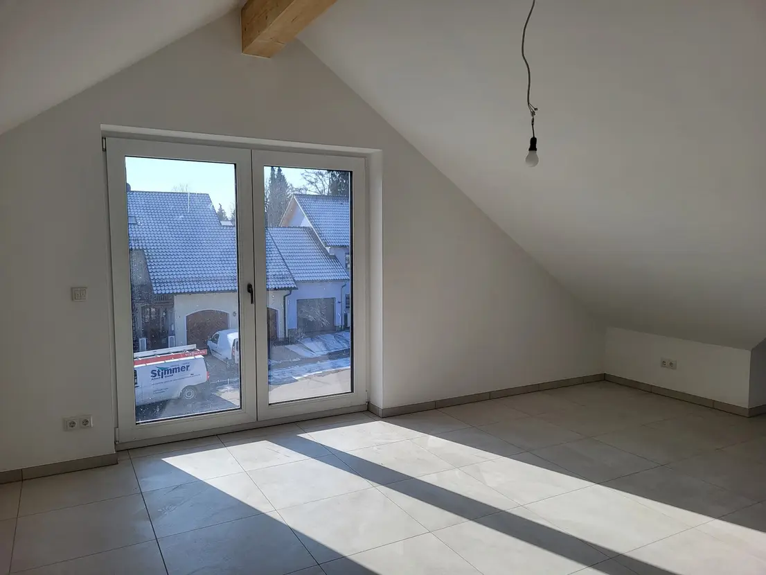 Michaela Hain Immobilien - Wohnung Wohnzimmer mit großer LED, Balkonblick