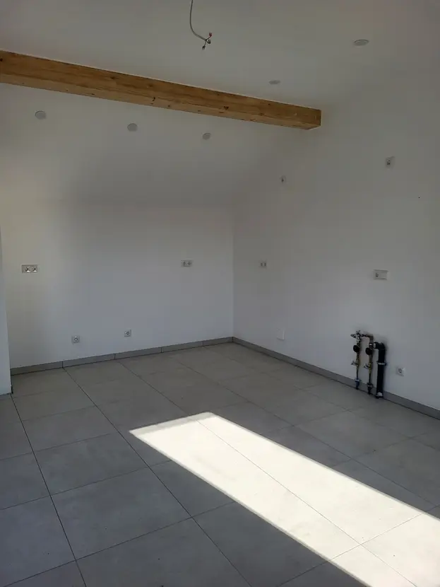 Michaela Hain Immobilien - Wohnung Wohnzimmer mit großflächiger LED