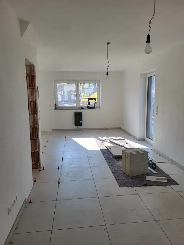 Michaela Hain Immobilien - Wohnung Wohnzimmer mit großer LED, Balkonblick