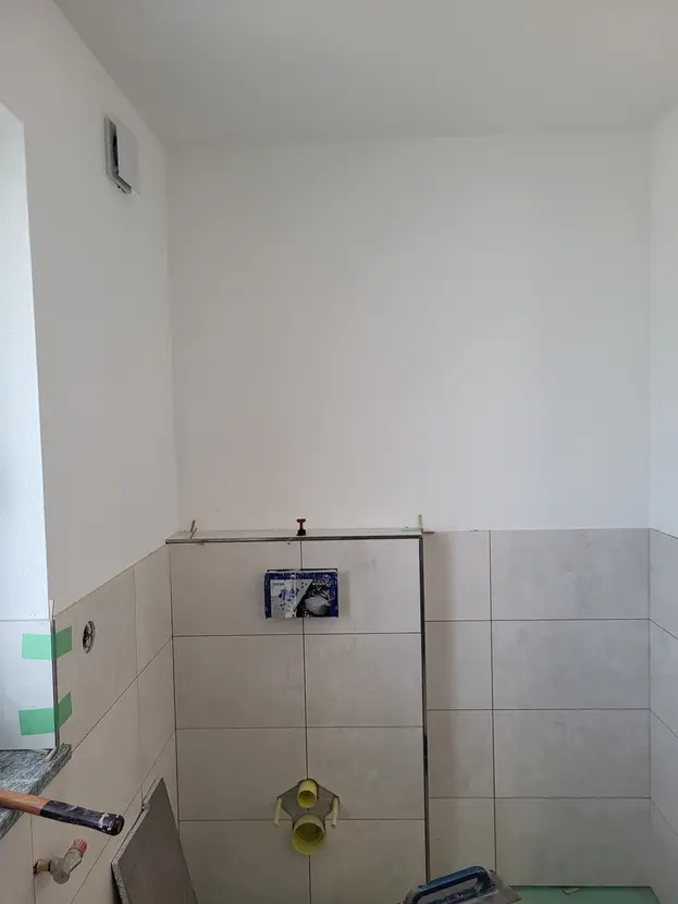 Michaela Hain Immobilien - Wohnung Wohnzimmer mit großflächiger LED