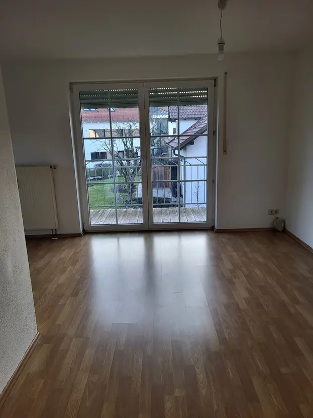 Michaela Hain Immobilien - Wohnung Wohnzimmer mit großer LED, Balkonblick