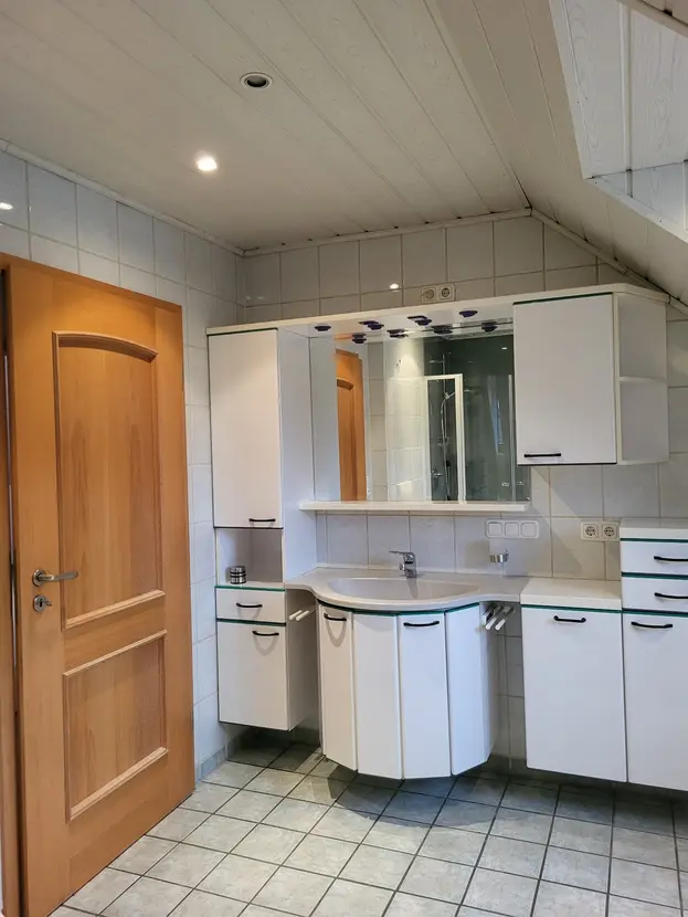 Michaela Hain Immobilien - Badewanne und Waschbecken