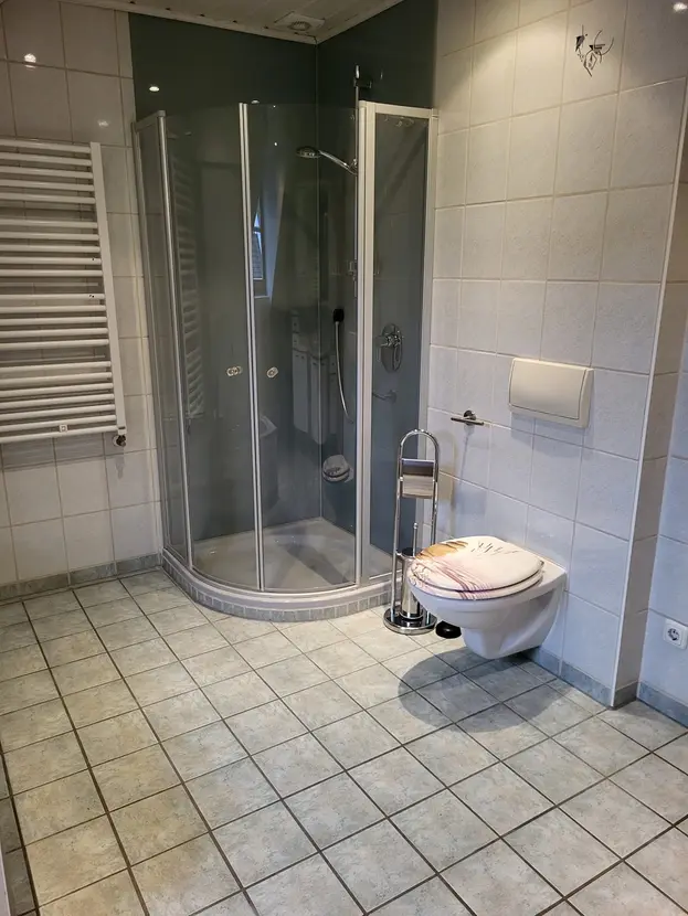 Michaela Hain Immobilien - Badewanne und Waschbecken