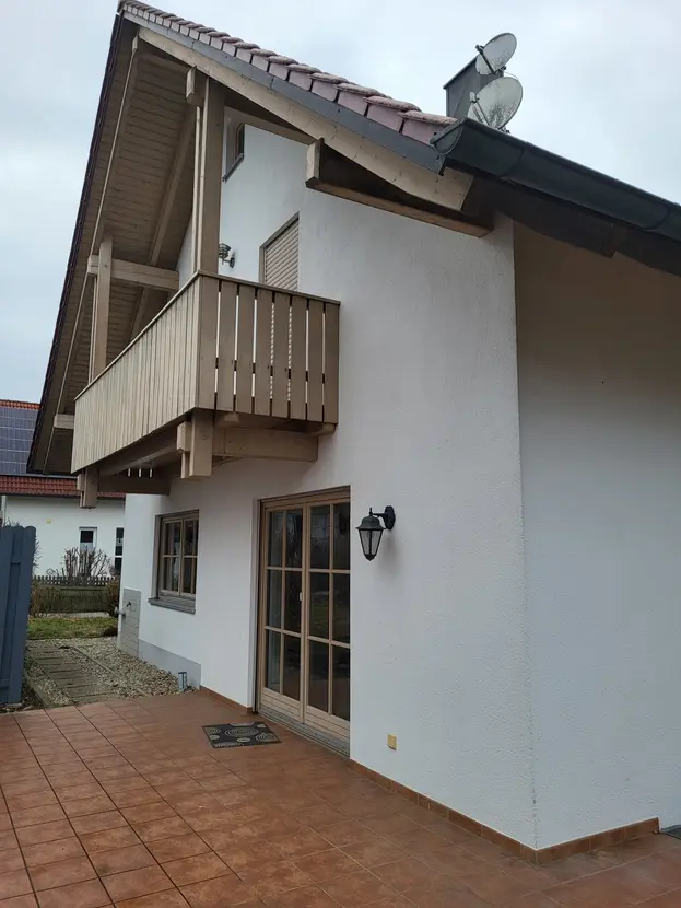 Michaela Hain Immobilien - Wohnung Wohnzimmer mit großer LED, Balkonblick