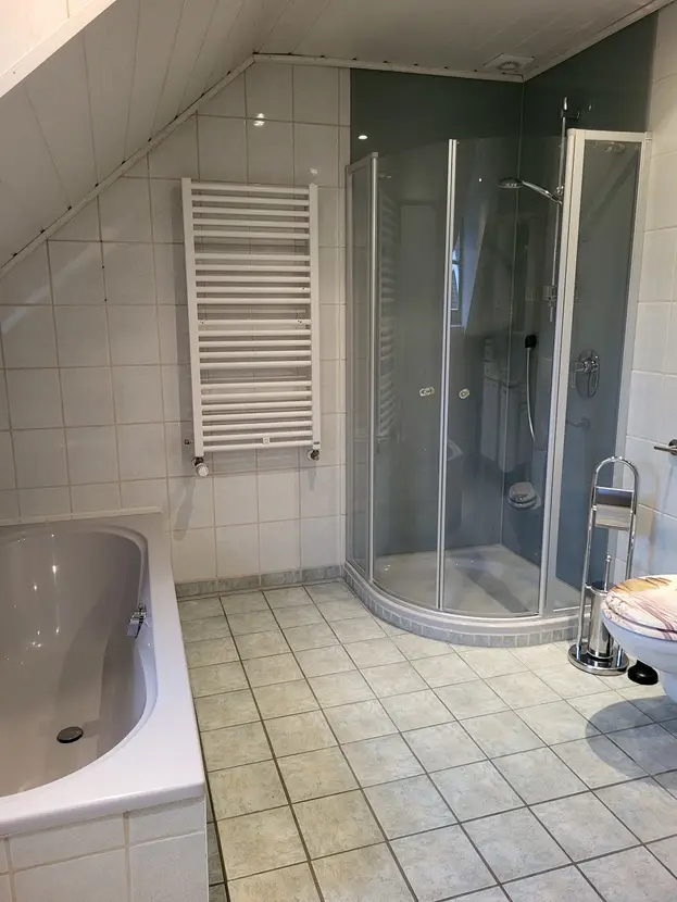 Michaela Hain Immobilien - Badewanne und Waschbecken
