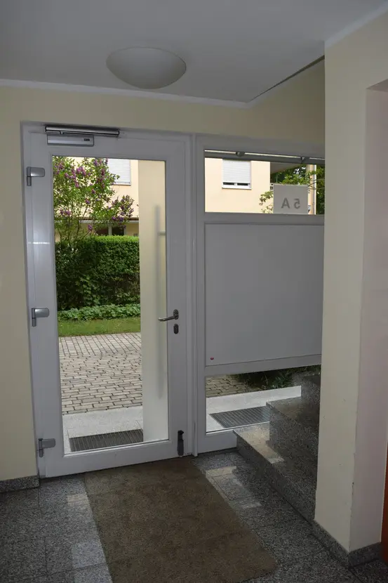 Michaela Hain Immobilien - Wohnung Wohnzimmer mit großflächiger LED