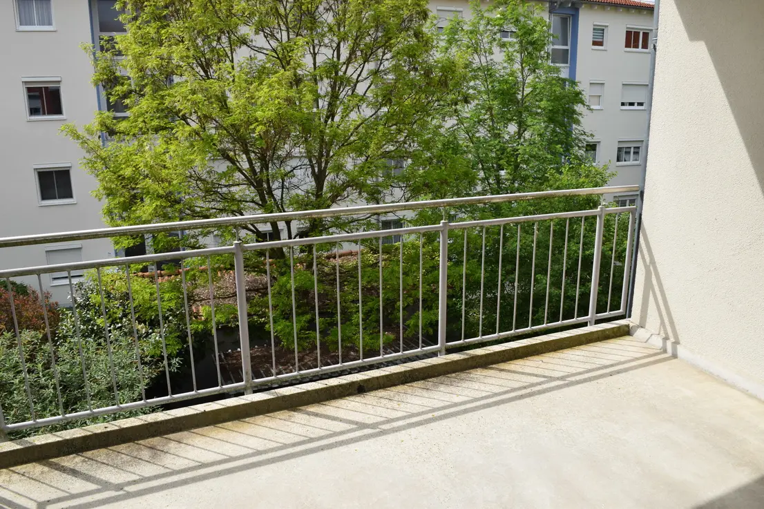 Michaela Hain Immobilien - Wohnung Wohnzimmer mit großer LED, Balkonblick