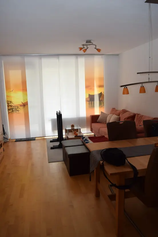 Michaela Hain Immobilien - Tür und Kleiderbügel in der Lobby