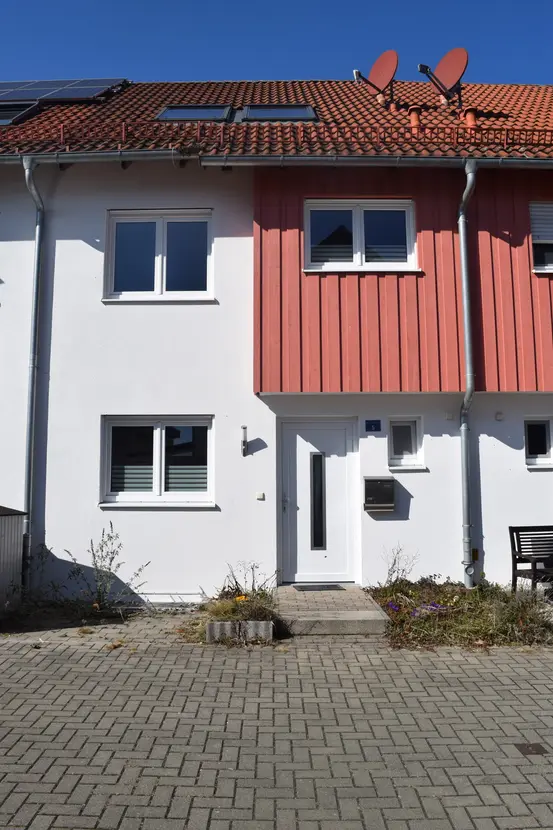 Michaela Hain Immobilien - Wohnung Wohnzimmer mit großer LED, Balkonblick