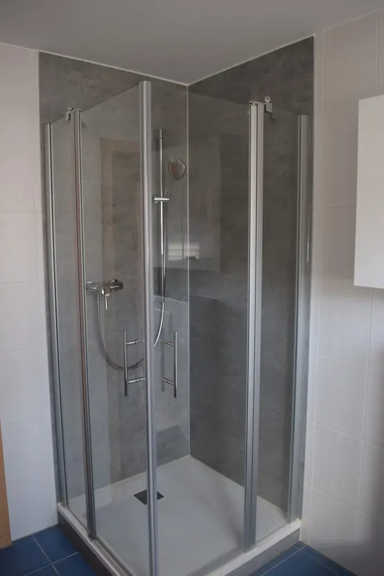 Michaela Hain Immobilien - Badewanne und Waschbecken