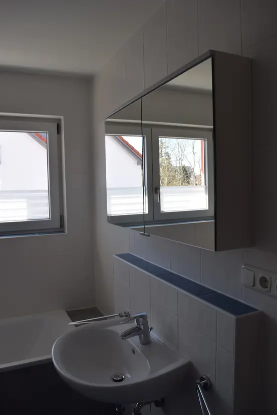 Michaela Hain Immobilien - Badewanne und Waschbecken