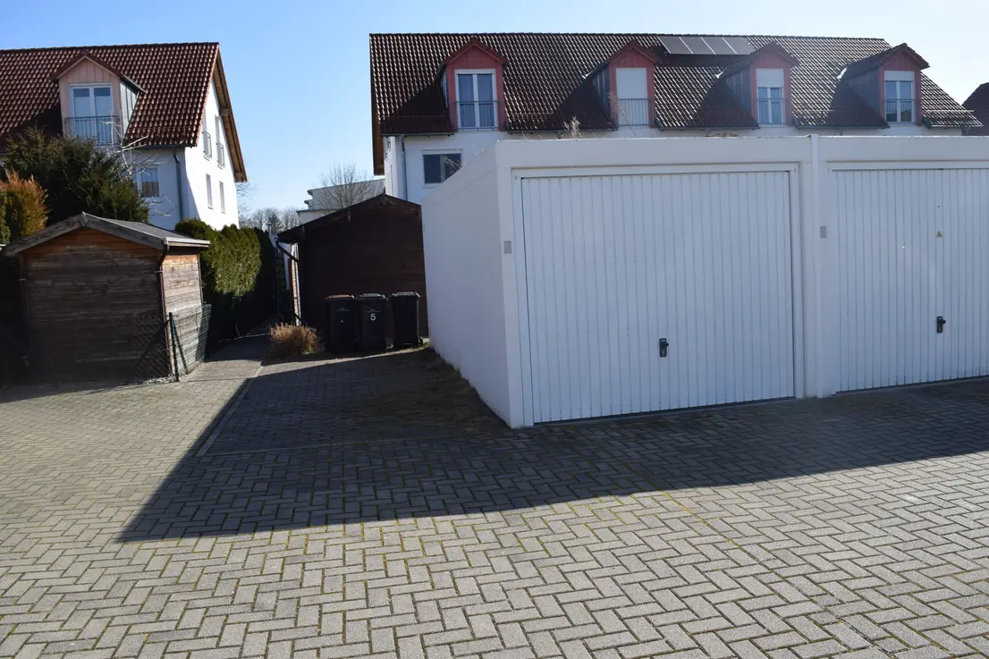 Michaela Hain Immobilien - Badewanne und Waschbecken