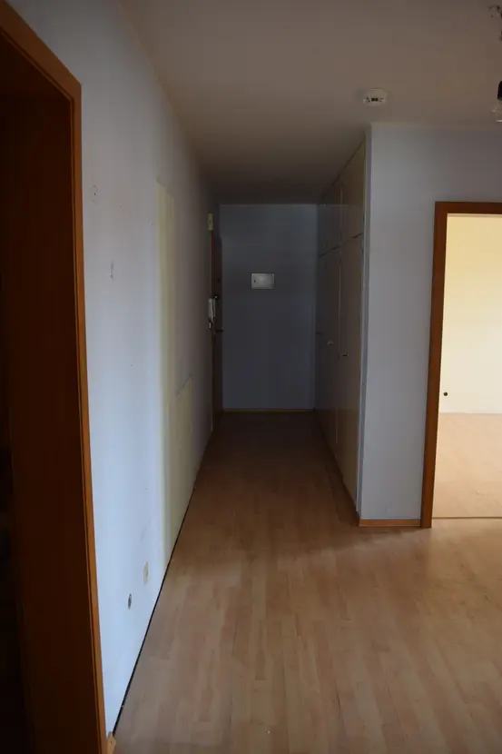 Michaela Hain Immobilien - Wohnung Wohnzimmer mit großflächiger LED