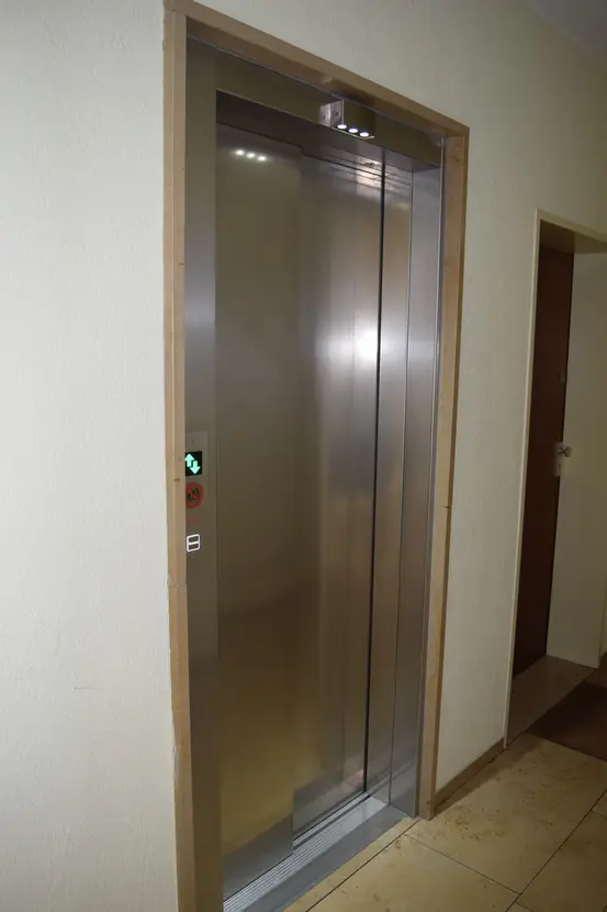 Michaela Hain Immobilien - Wohnung Wohnzimmer mit großflächiger LED