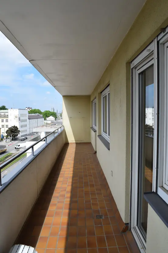 Michaela Hain Immobilien - Wohnung Wohnzimmer mit großflächiger LED