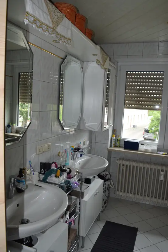 Michaela Hain Immobilien - Badewanne und Waschbecken