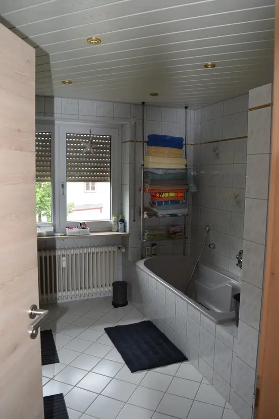 Michaela Hain Immobilien - Badewanne und Waschbecken