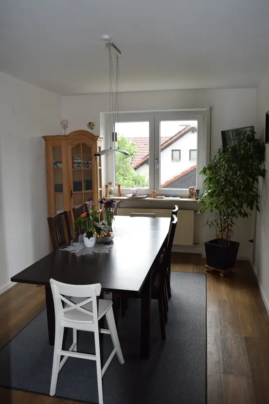 Michaela Hain Immobilien - Wohnung Wohnzimmer mit großflächiger LED