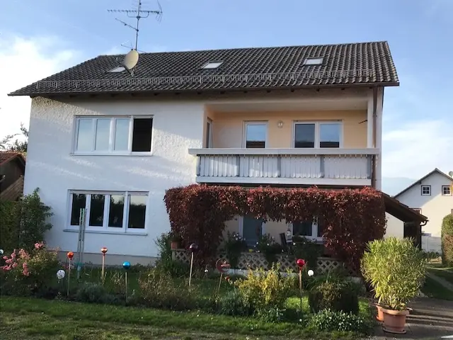 Michaela Hain Immobilien - Wohnung Wohnzimmer mit großflächiger LED