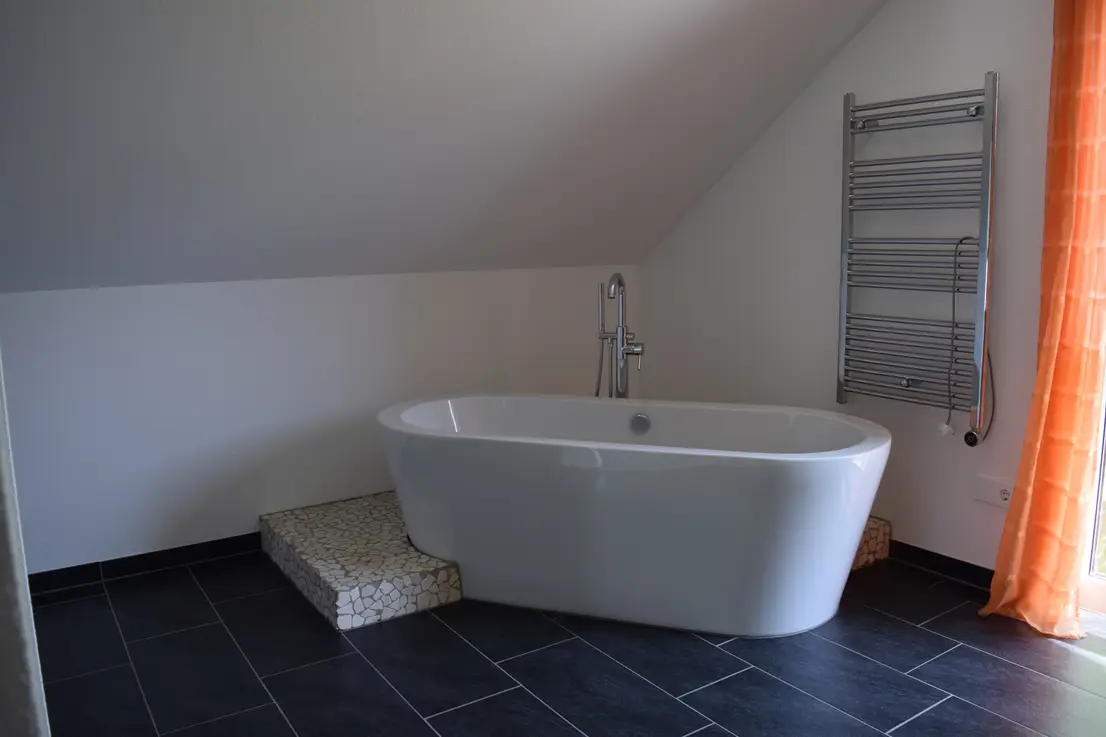 Michaela Hain Immobilien - Wohnung Wohnzimmer mit großflächiger LED