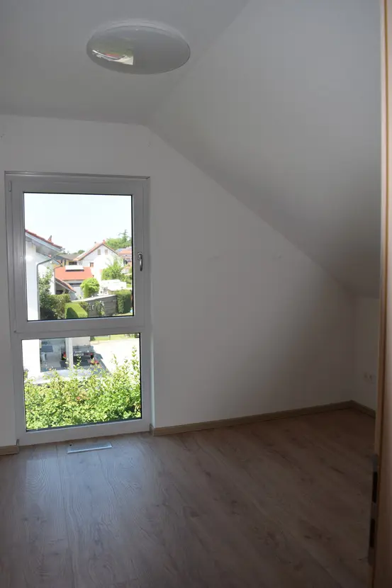 Michaela Hain Immobilien - Wohnung Wohnzimmer mit großflächiger LED