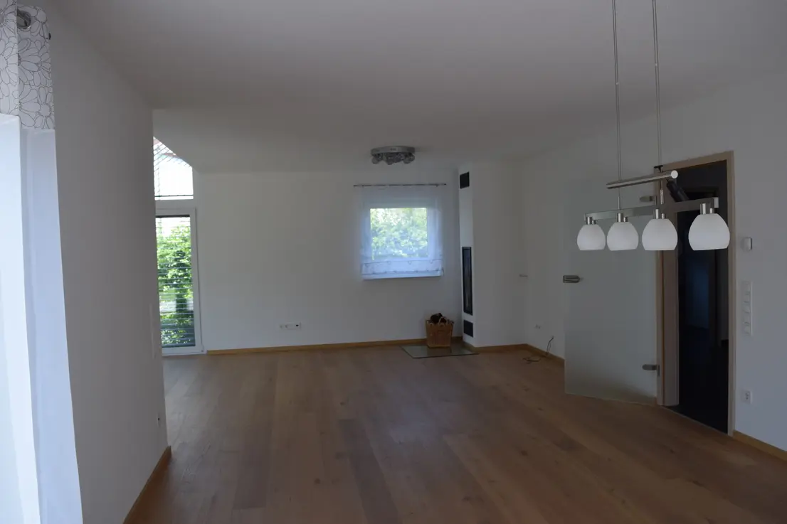 Michaela Hain Immobilien - Wohnung Wohnzimmer mit großflächiger LED