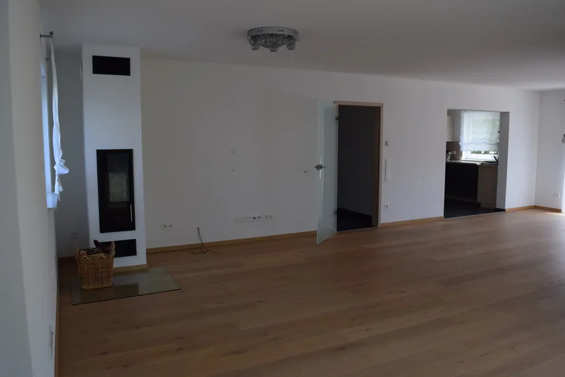 Michaela Hain Immobilien - Wohnung Wohnzimmer mit großflächiger LED