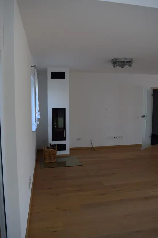 Michaela Hain Immobilien - Wohnung Wohnzimmer mit großflächiger LED