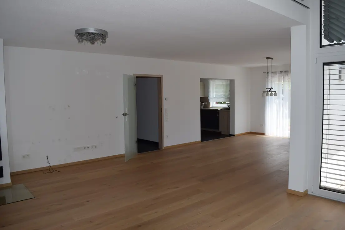 Michaela Hain Immobilien - Wohnung Wohnzimmer mit großflächiger LED