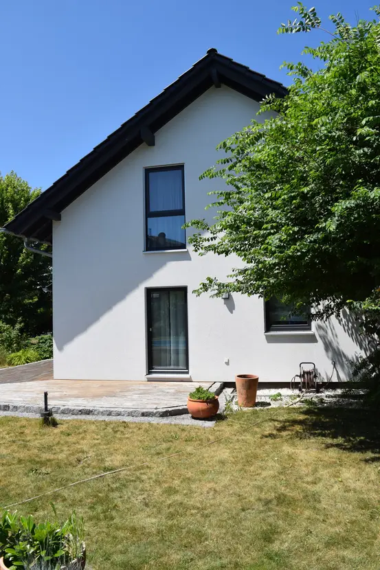 Michaela Hain Immobilien - Wohnung Wohnzimmer mit großflächiger LED