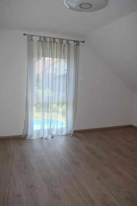 Michaela Hain Immobilien - Wohnung Wohnzimmer mit großflächiger LED