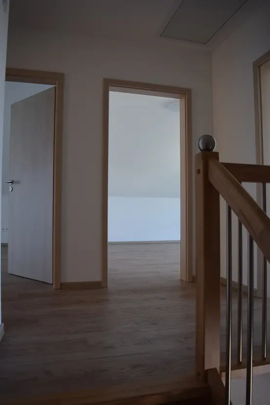 Michaela Hain Immobilien - Wohnung Wohnzimmer mit großflächiger LED