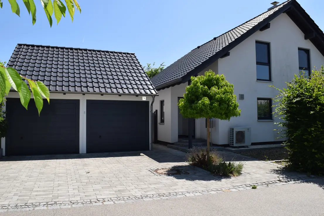 Michaela Hain Immobilien - Wohnung Wohnzimmer mit großflächiger LED