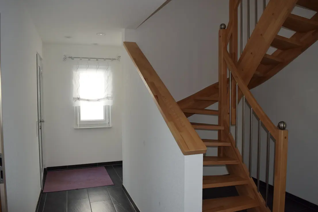 Michaela Hain Immobilien - Wohnung Wohnzimmer mit großflächiger LED