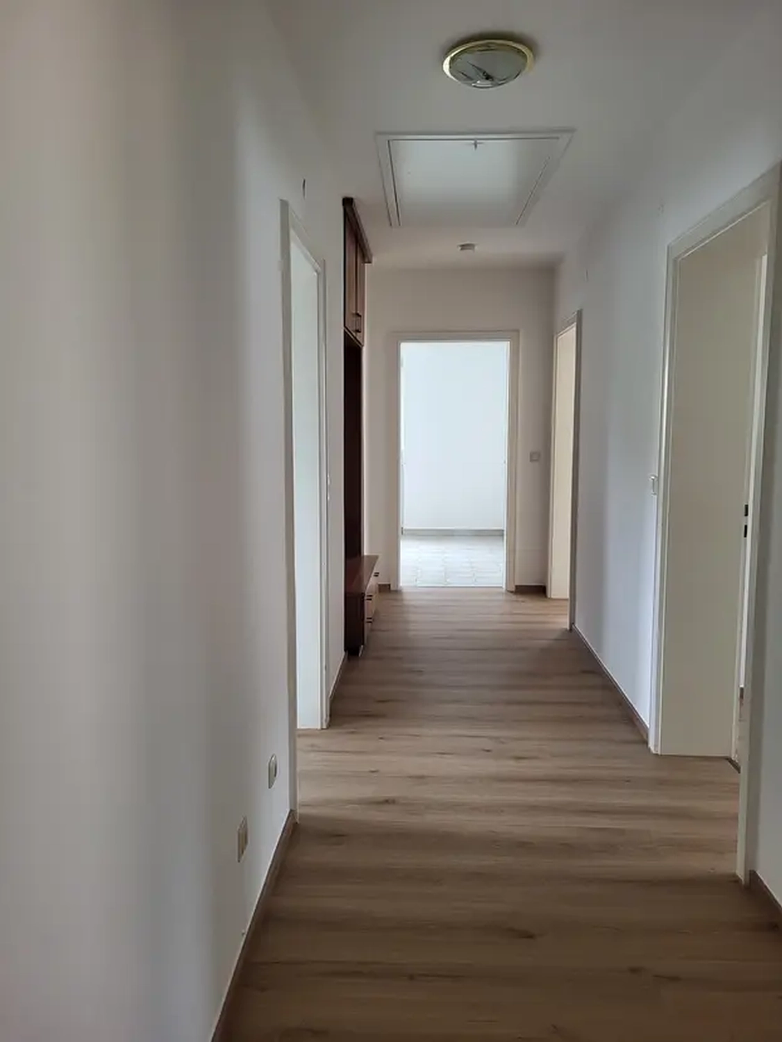 Michaela Hain Immobilien - Wohnung Wohnzimmer mit großer LED, Balkonblick