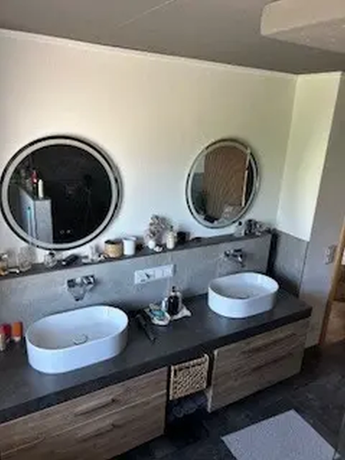 Michaela Hain Immobilien - Wohnung Wohnzimmer mit großflächiger LED