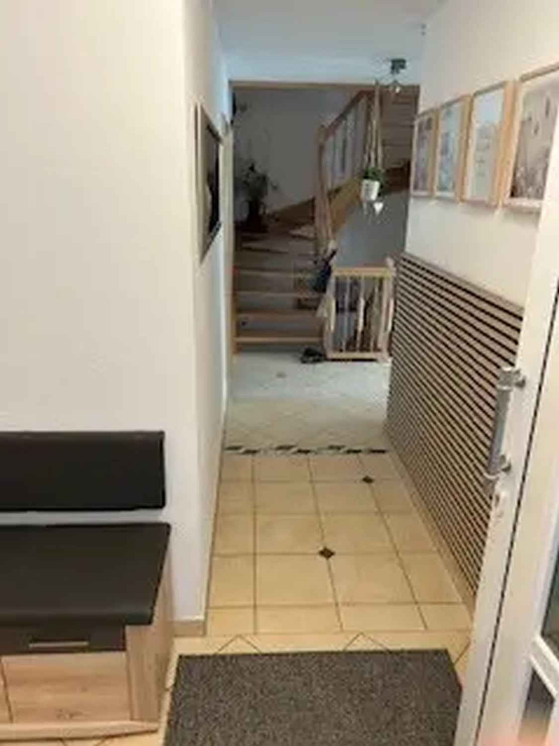 Michaela Hain Immobilien - Wohnung Wohnzimmer mit großflächiger LED