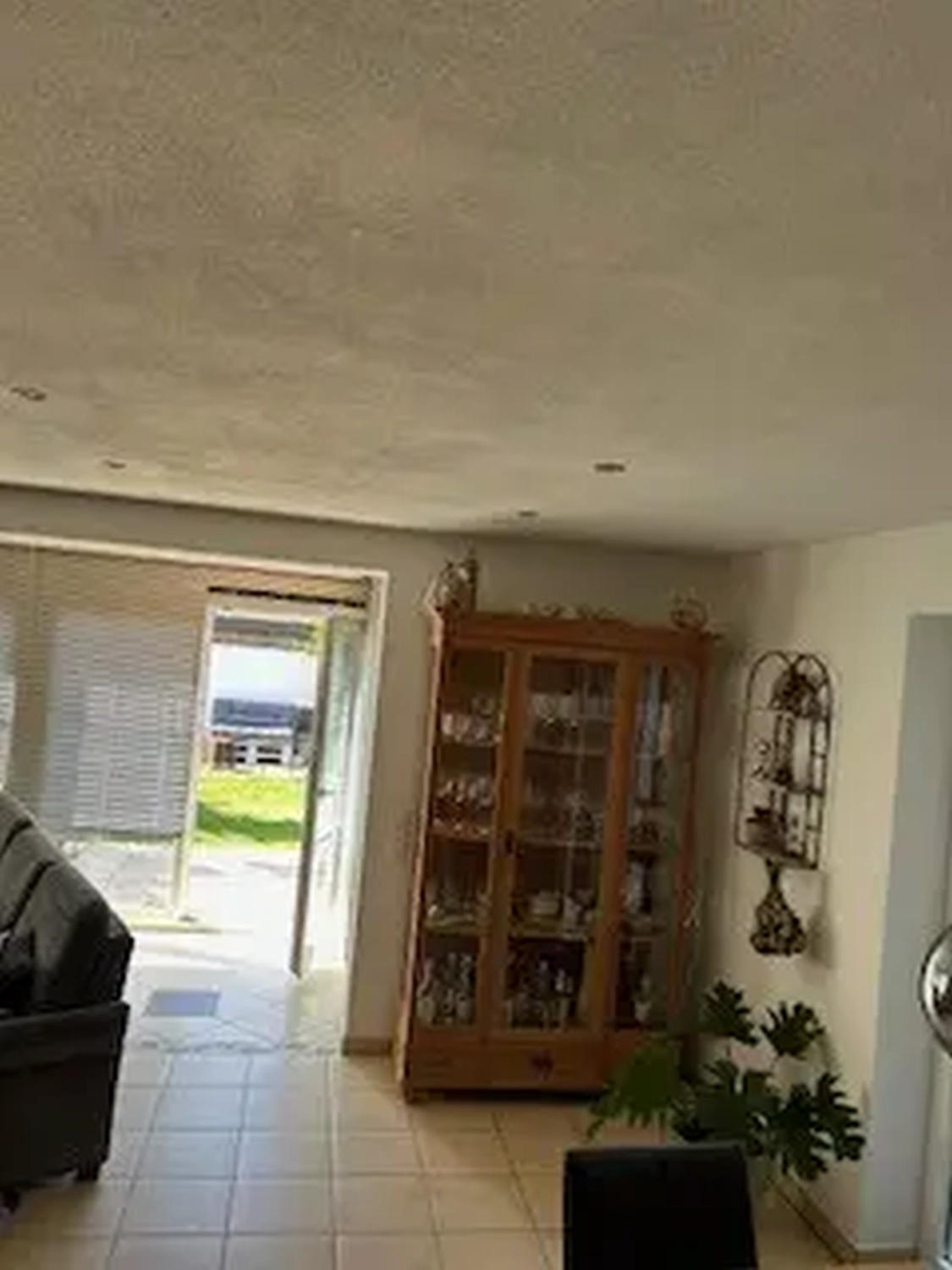 Michaela Hain Immobilien - Wohnung Wohnzimmer mit großflächiger LED