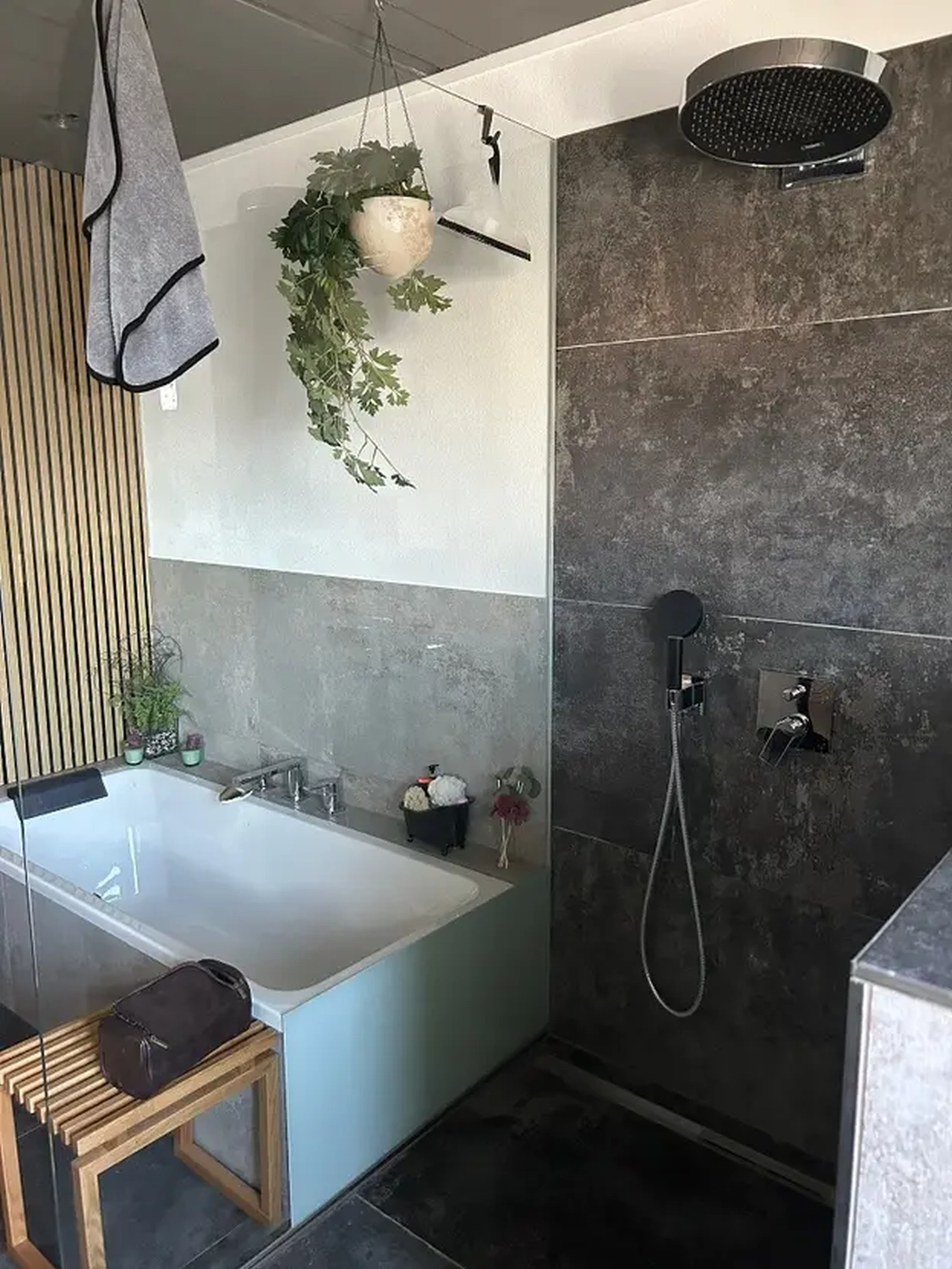 Michaela Hain Immobilien - Wohnung Wohnzimmer mit großflächiger LED