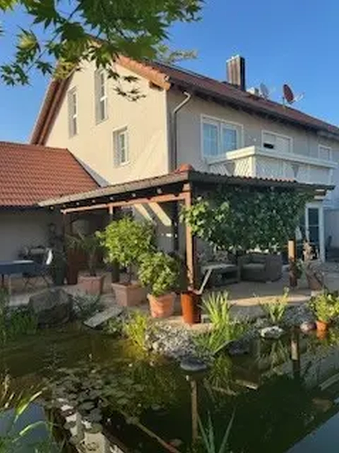 Michaela Hain Immobilien - Wohnung Wohnzimmer mit großflächiger LED