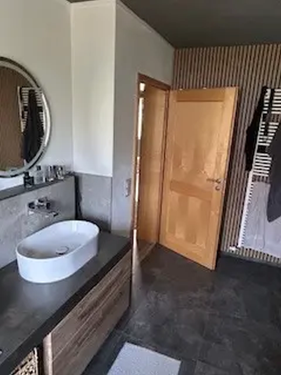 Michaela Hain Immobilien - Wohnung Wohnzimmer mit großflächiger LED