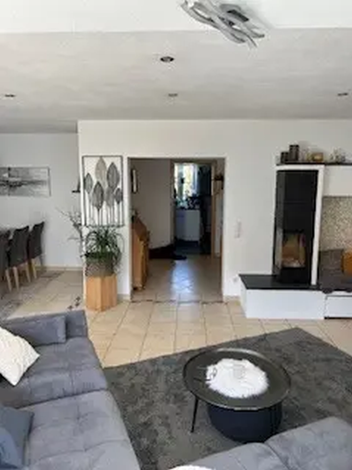 Michaela Hain Immobilien - Wohnung Wohnzimmer mit großflächiger LED