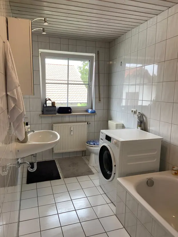 Michaela Hain Immobilien - Badewanne und Waschbecken