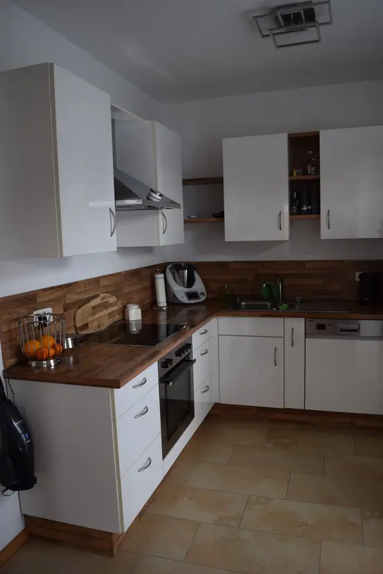 Michaela Hain Immobilien - Wohnung Wohnzimmer mit großflächiger LED