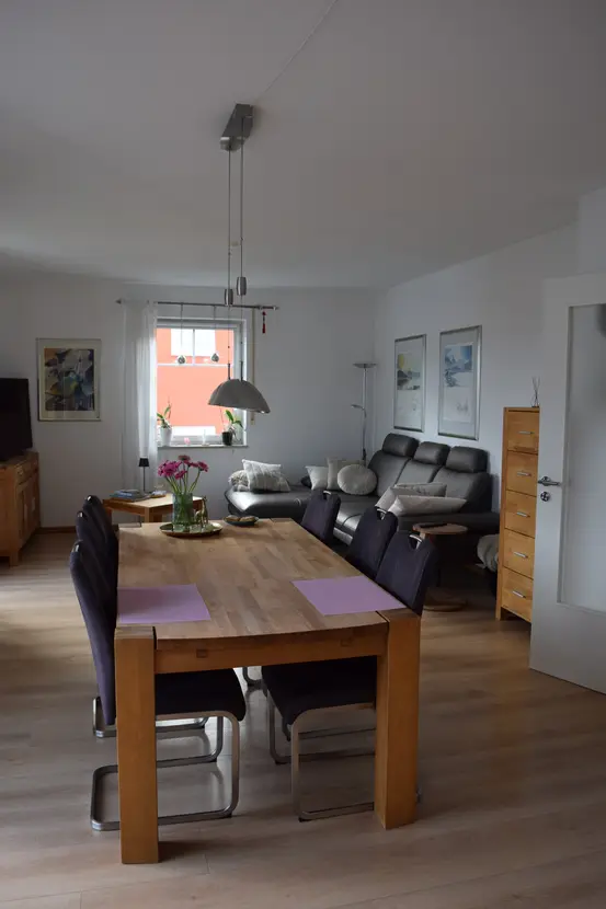 Michaela Hain Immobilien - Wohnung Wohnzimmer mit großflächiger LED